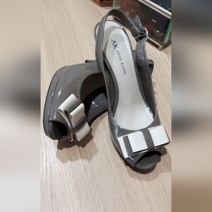 ANNE KLEIN BNWT clingback with bow